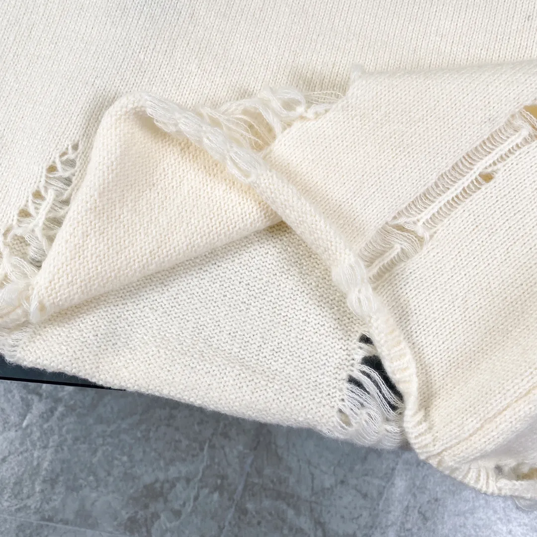 P240 Chrome Hearts CH Chrome Hearts Embroidered Disk Sanskrit Cross Hole Knitted Sweater Pullover. It’s a very popular style. It’s the same style for men and women. It’s matched with black and white. It looks great in real life. It looks good on the upper body. It looks good in daily wear. It’s even better when taking photos. It’s hard not to buy it. Buy it for me!!! Believe me, no one can refuse such a machine-length Chrome Hearts jacket. The version has been expanded based on the old version. The upper body is loose and stylish, and the hem is expanded to a casual design. Fat people look extremely slim, thin people have limited height and high-end. Ten thousand yuan ZP printing, 1:1 perfect restoration, looks good when worn alone or stacked, can be easily controlled by both men and women. If you care more about quality, you must also respect the price. It is completely different from the thin see-through bottoms and junk products on the market that pill when worn. If the style makes you shine at a glance, then quality is what you should pay more attention to. Compared with price, we focus on quality. Customers who have received my products all know it. ️️️ Sweaters on the market are generally made of bract core yarn. We use modal. The advantages over core-spun yarn are very intuitive: high cost, high price, high density, relatively expensive for developers, and let us make a lot less money. In addition, it is delicate, has no scum on the upper body, resists pilling, and is high-end. We are conscientious sellers and do not use core-spun yarn. Apart from being cheap, core-spun yarn is really useless. It shrinks, pills, hooks, and makes people pierced. He is proficient in everything. It is 2024. Who doesn’t want to look decent when they go out? Quality determines the upper body effect. No matter how bad the quality, the best style is still the temperament of the urban-rural fringe. We only do long-term business. Quality determines character. Take it back and wear it with confidence and wash it. The quality of the pattern will definitely make your eyes shine. We only make the right version of high quality. We make high-end hard goods. Reject junk goods and reject fast food. Conscientious quality and conscientious price. You deserve it!  Color: Black Beige Gray Size: S M L